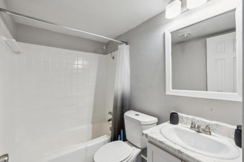 アーリントンにあるStratton 205 I Spacious 1 Bed 1 Bathのトイレ、洗面台、鏡のあるバスルーム