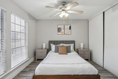 アーリントンにあるStratton 205 I Spacious 1 Bed 1 Bathのベッドと天井扇風機のある寝室