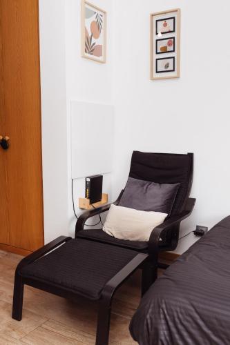 - une chambre avec un lit et une chaise à côté d'un lit dans l'établissement Studio cosy 28 mn aéroport CDG 34 mn chatelet, à Livry-Gargan