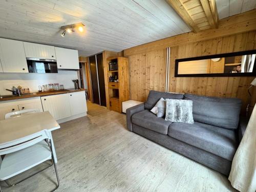 un salon avec un canapé et une cuisine dans l'établissement Résidence L'edelweiss - APPARTEMENT COEUR DE STATION MAE-8931, à Vars