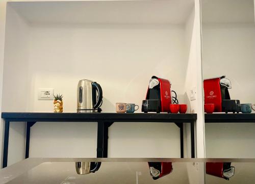 a counter with appliances on it in a room at Dal Maestro Bed&Comfort in Gioia del Colle