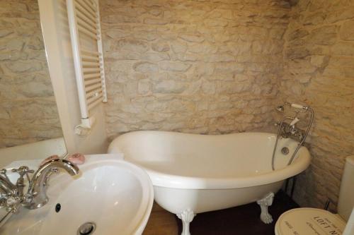 une salle de bain avec une baignoire blanche et un lavabo dans l'établissement Maison Vendée, à Angles