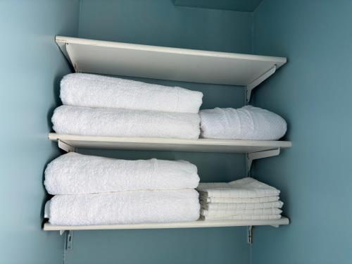 Kép Waterfront Cottage Near Toronto Private Dock, Water Crafts, BBQ Wi-Fi - Sleeps 4 szállásáról Manversben a galériában