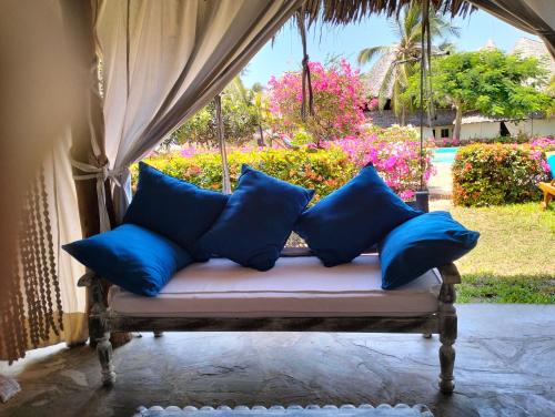 Χώρος καθιστικού στο Malindi Beachfront Cottages - Garden Poolside cottage