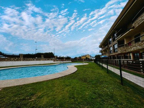 una piscina al costado de un edificio en Apartamento Herosa 2 Spa, en San Miguel de Reinante