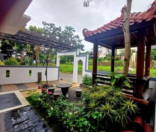 Billede fra billedgalleriet på Villa Kusuma Pinus 3 Bedroom with Pool i Batu