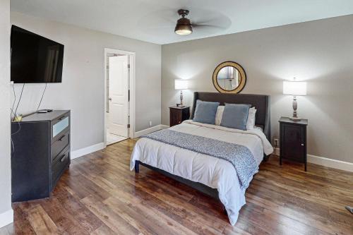 Postel nebo postele na pokoji v ubytování DeSoto Haven