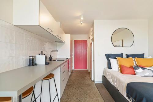 クイーンズタウンにあるLake View Lodgeのキッチン、ベッドルーム(ベッド1台、カウンター付)