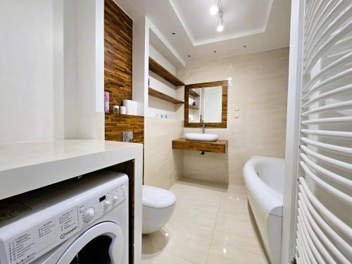 Ένα μπάνιο στο ApartStars - Raginisa #1