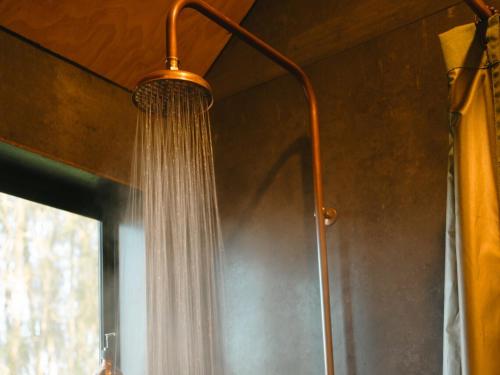 Koupelna v ubytování Off-Grid Cabin Hidden in the Hunter Valley - Jax