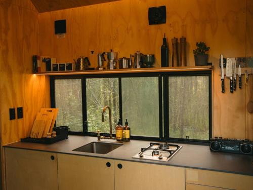 Kuchyň nebo kuchyňský kout v ubytování Off-Grid Cabin Hidden in the Hunter Valley - Jax