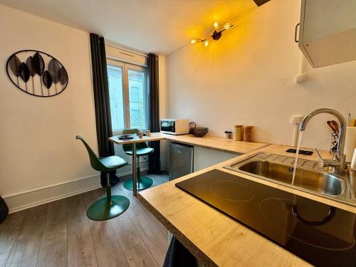 Il comprend une cuisine avec un évier et un bureau avec une chaise. dans l'établissement LaTierraCota Centre ville Wifi Netflix, à Périgueux