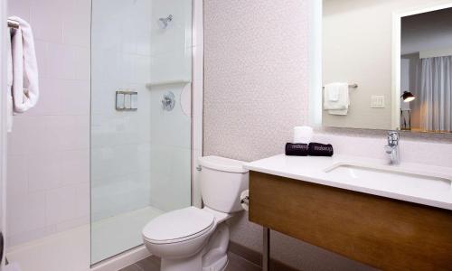 Bilik mandi di West Beach Inn, a Coast Hotel