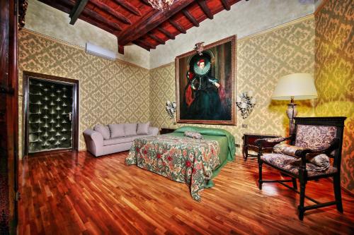 sala de estar con cama y sofá en Antica Dimora dell'Orso, en Roma