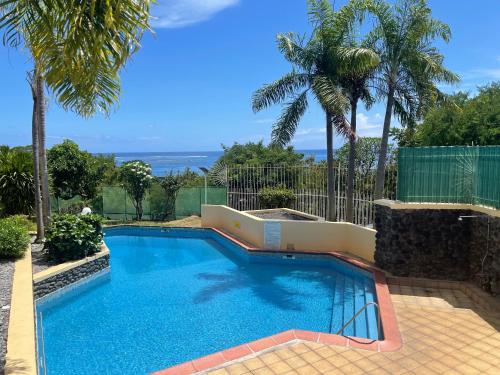 una piscina con vista al mar en Aloha Studio - Cosy & Smart, en Papeete