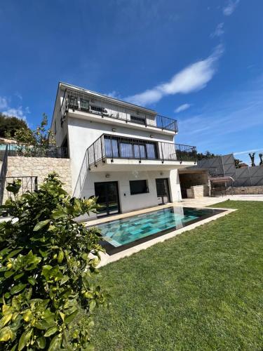 une maison avec une piscine dans la cour dans l'établissement Villa de luxe, à Sainte-Agnès