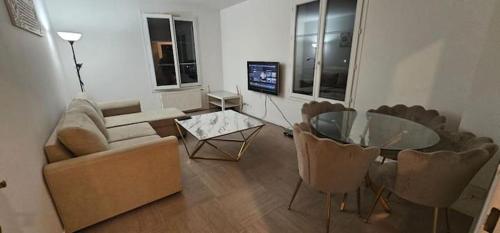 un salon avec une table en verre et des chaises dans l'établissement Disneyland Paris, à Serris