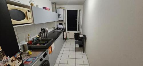 une cuisine avec un évier et un micro-ondes dans l'établissement Disneyland Paris, à Serris