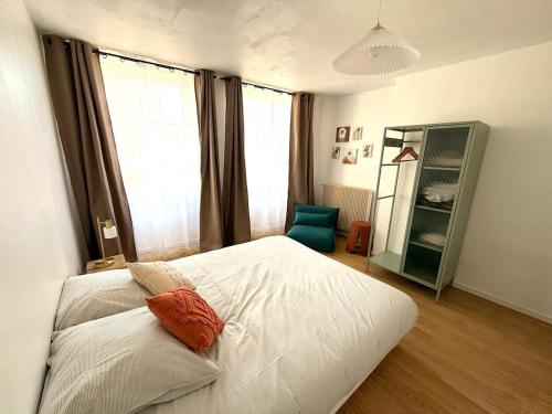 une chambre avec un lit blanc et une fenêtre dans l'établissement Le coin des fourmis - near CDG - Paris - Astérix, à Louvres