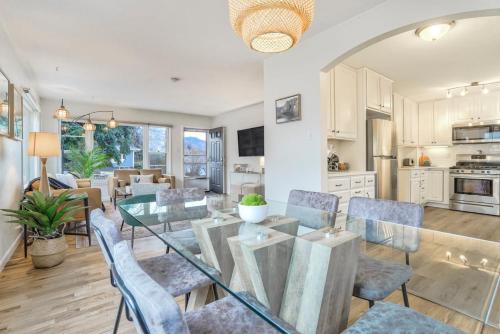 Kuchyň nebo kuchyňský kout v ubytování El Sereno Ascent Pet-Friendly Executive Home