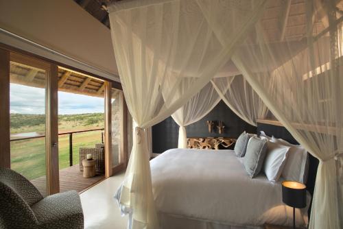 Ένα ή περισσότερα κρεβάτια σε δωμάτιο στο MHONDORO SAFARI LODGE & VILLA