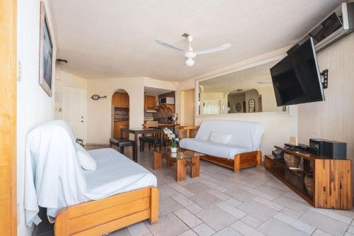 Μια τηλεόραση ή/και κέντρο ψυχαγωγίας στο Apartment in a lakefront hotel