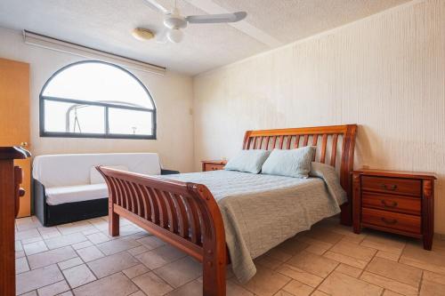 Ένα ή περισσότερα κρεβάτια σε δωμάτιο στο Apartment in a lakefront hotel