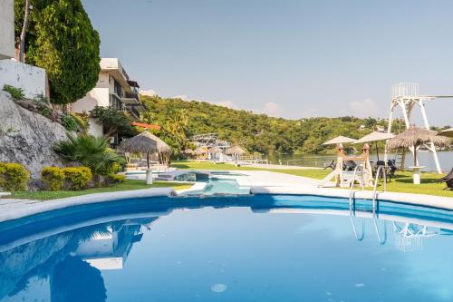 Πισίνα στο ή κοντά στο Apartment in a lakefront hotel