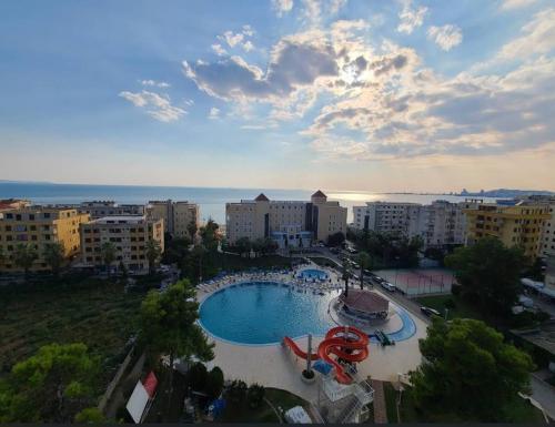 Piscina a Sunset View Apartment Durres o a prop