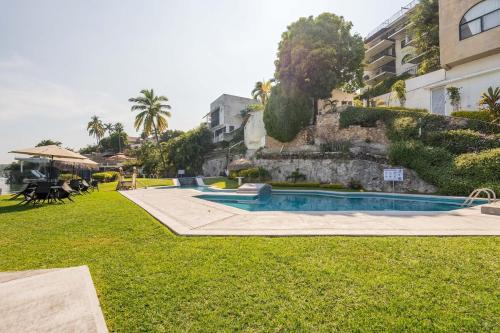 Πισίνα στο ή κοντά στο Apartment in a lakefront hotel