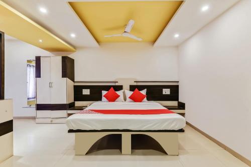 Una cama o camas en una habitación de Hotel O Sachin Residency