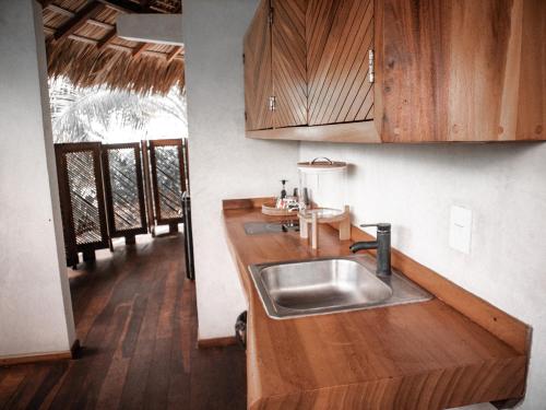 cocina con fregadero y encimera de madera en Aldea Mizúl, en Puerto Escondido