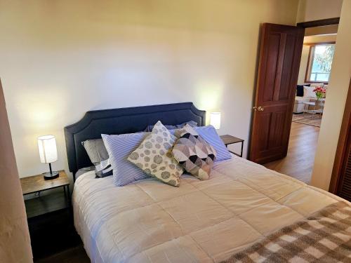 Private 2BR Amazing Lake Sammamish Viewsにあるベッド