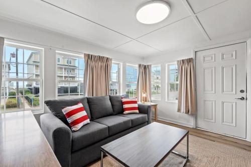 un salon avec un canapé et une table dans l'établissement Cabana Beach #2 Condo Steps from the Beach, à Myrtle Beach