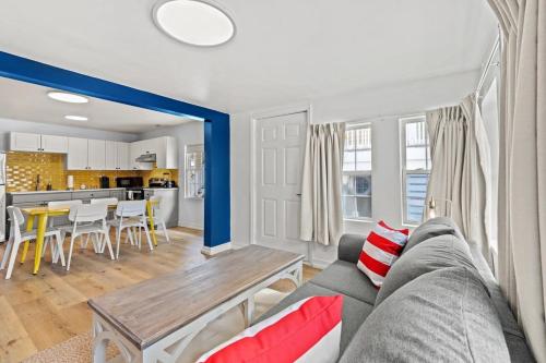 un salon avec un canapé et une table dans l'établissement Cabana Beach #4 Condo Steps from the Beach, à Myrtle Beach