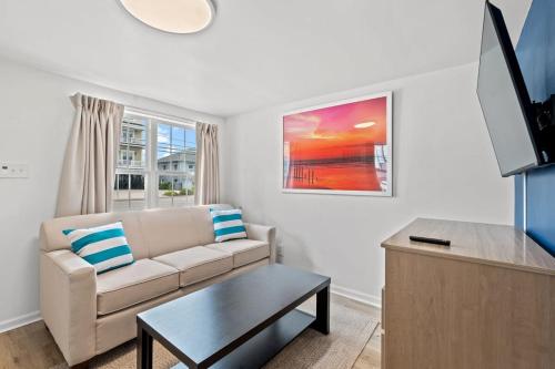 un salon avec un canapé et une table basse dans l'établissement Cabana Beach #3 Condo Steps from the Beach, à Myrtle Beach