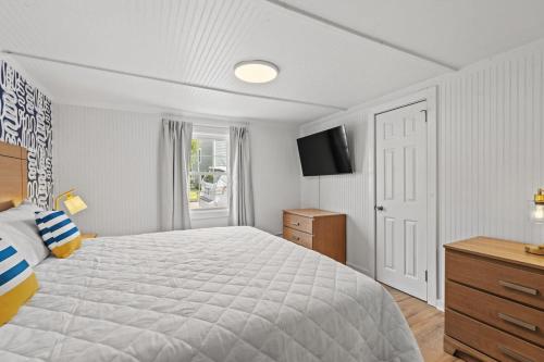 une chambre avec un grand lit et une télévision dans l'établissement Cabana Beach #5 Condo Steps from the Beach, à Myrtle Beach