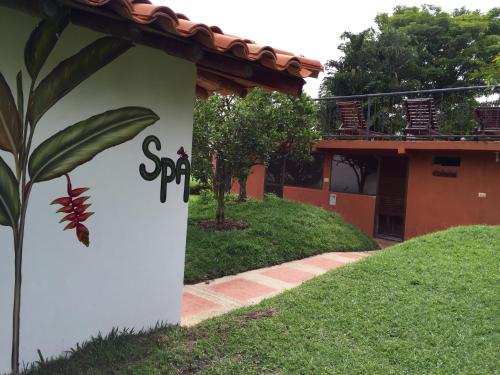 Сад в Hotel Bosques Del Saman Alcala