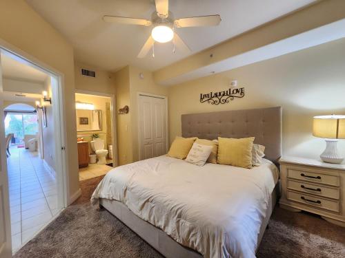 a bedroom with a bed and a ceiling fan at Orlando 1st Floor - 5 min Disney in Orlando