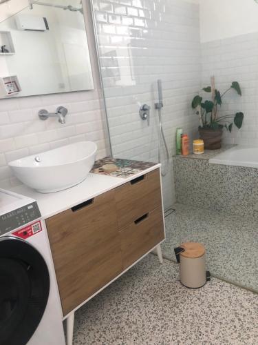 Bilik mandi di Casa Renjinella Torre Suda
