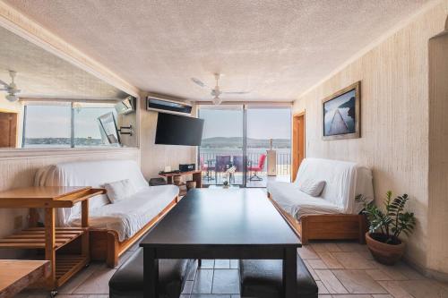 a living room with a couch and a table at Departamento en Teques in Tequesquitengo