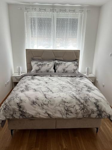 Ένα ή περισσότερα κρεβάτια σε δωμάτιο στο Stan na dan Tuzla