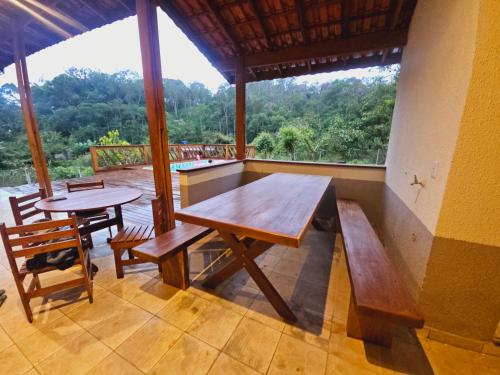 モジ・ダス・クルーゼスにあるRecanto Cauê & Mariaの眺めの良い客室で、テーブルと椅子が備わります。