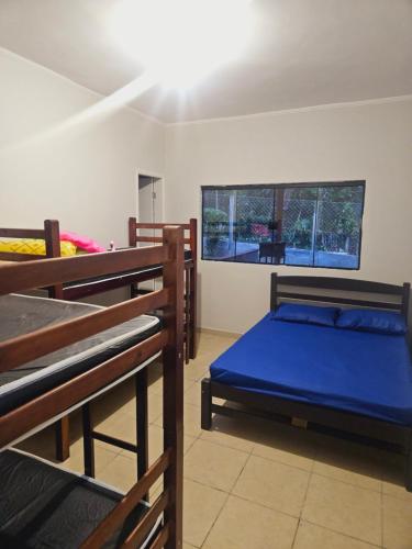 モジ・ダス・クルーゼスにあるRecanto Cauê & Mariaの二段ベッド3組、窓2つが備わる客室です。