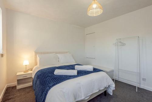 Ένα ή περισσότερα κρεβάτια σε δωμάτιο στο Cosy Home With Parking