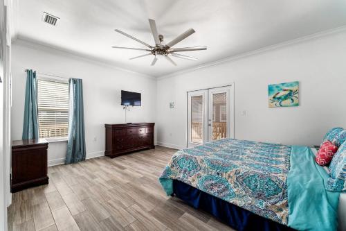 ein Schlafzimmer mit einem Bett und einem Deckenventilator in der Unterkunft Newer Large Beachside 6 Bedroom House 3000 Sq Ft Sleeps 22 in Dauphin Island