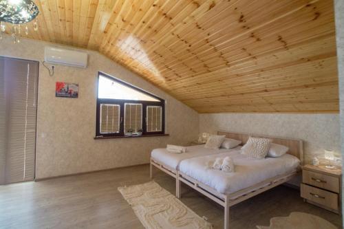 Ένα ή περισσότερα κρεβάτια σε δωμάτιο στο Andro House