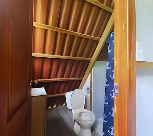 a bathroom with a toilet in a room at Eco cabaña Frente al Mar & Paraíso en "Nuquí " in Termales - agua caliente - nuqui