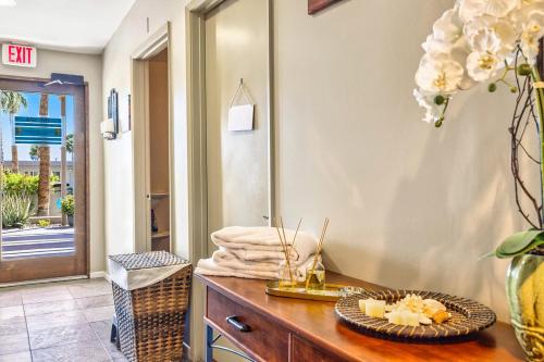 a table with a plate of food on top of a mirror at Lido Palms Resort and Spa in Desert Hot Springs