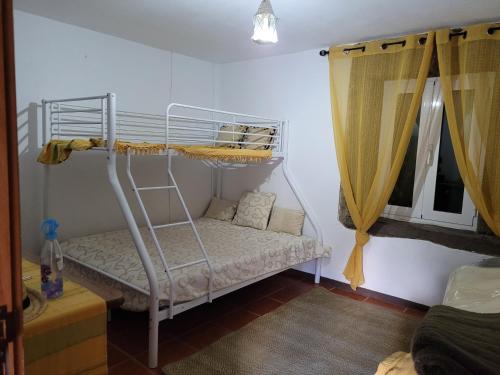 a room with a bunk bed and a window at CHALÉ, Pedra, Isolada, Natureza, Rio - Ecoturismo in Soutinho